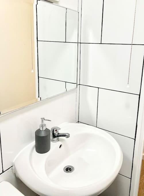 Gorgeous Flat 10 Min Walk To Stadium Free Parking Лондон Екстериор снимка