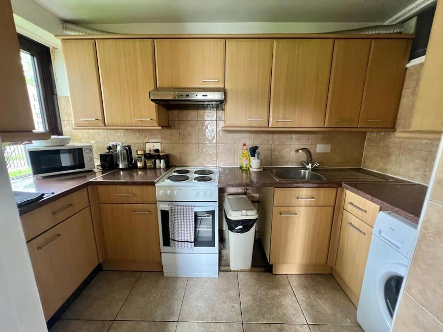 Gorgeous Flat 10 Min Walk To Stadium Free Parking Лондон Екстериор снимка