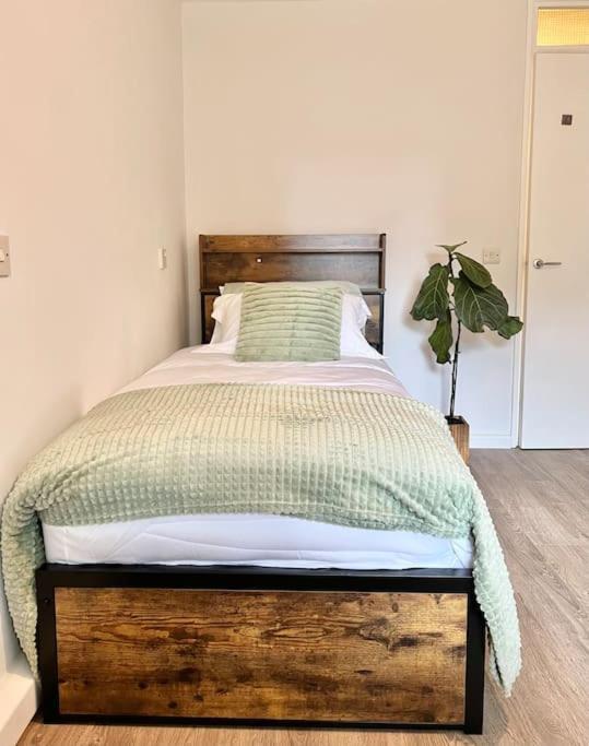 Gorgeous Flat 10 Min Walk To Stadium Free Parking Лондон Екстериор снимка