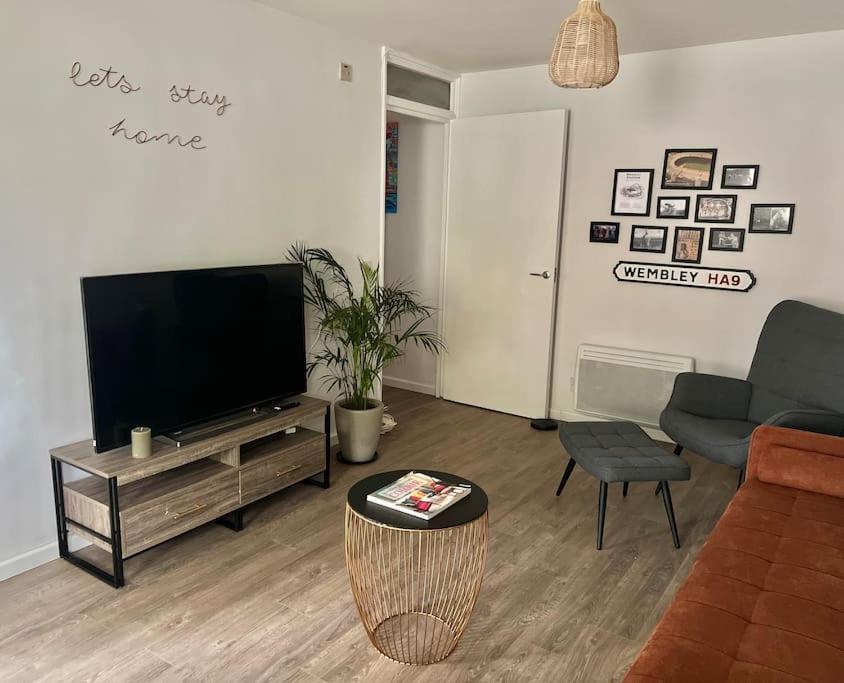 Gorgeous Flat 10 Min Walk To Stadium Free Parking Лондон Екстериор снимка